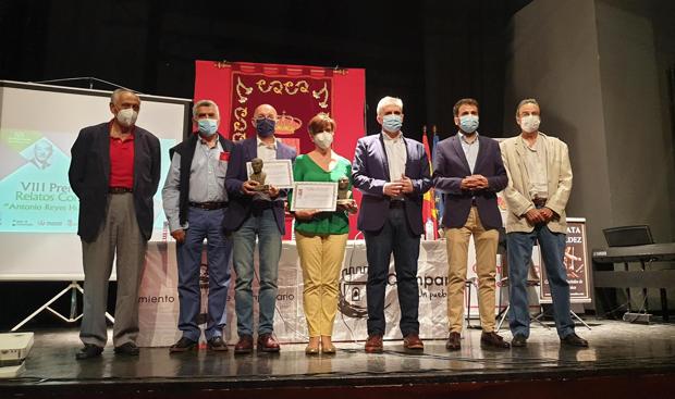 Los galardonados junto a autorizades y miembros del jurado.