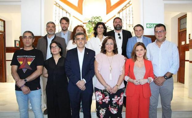 Corporación municipal del ayuntamiento de Guareña en el día de su constitución./Pedro Fernández