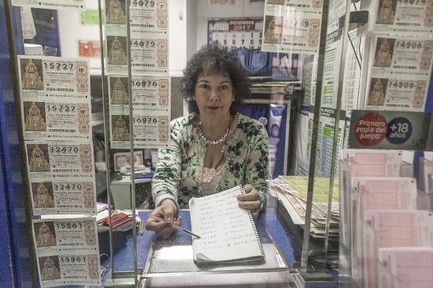 Pilar Pérez vendió el 61198, un número muy parecido al agraciado con el Gordo. :: jorge rey/