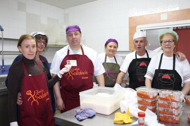 Voluntarios de cocina de Zafra Solidaria con el décimo. :: I. cortés/