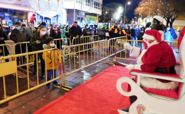 Recibió a los niños con estrictas medidas de seguridad.