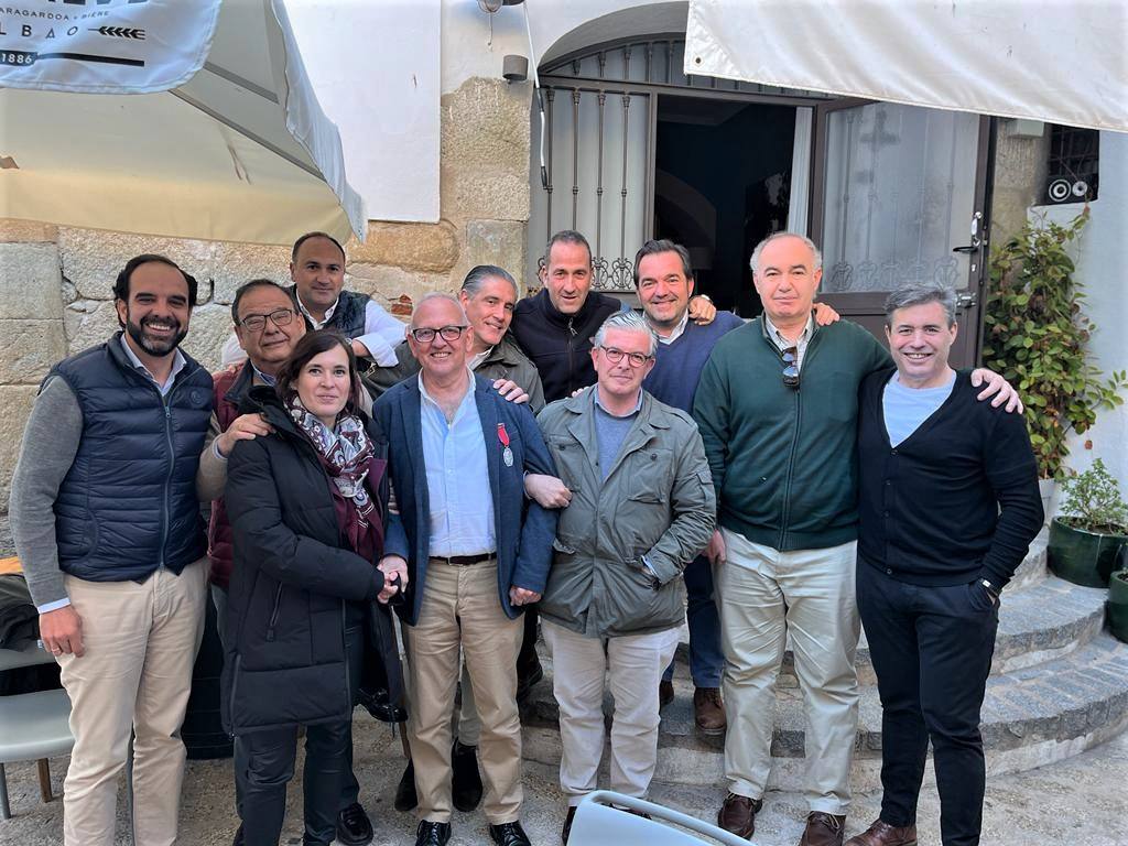 El protagonista, con diferentes profesionales asistentes a su despedida