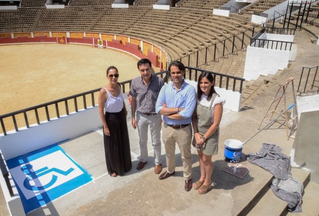 Ana Navas, Jesús Gumiel, Antonio Camacho y Noelia López, en una de las plataformas. :: c. moreno/