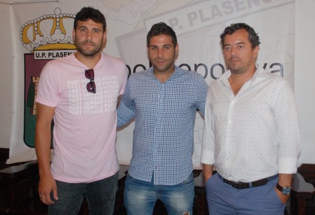 Luismi y Pastelero posan con el presidente tras anunciar su renovación. :: PALMA/