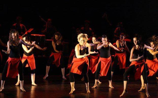 Espectáculo de danza africana de las alumnas de la bailarina Cristina Rosa