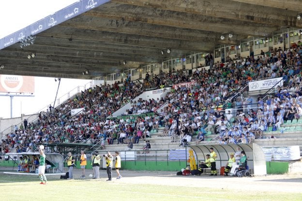 Aspecto de Tribuna en el último partido del Cacereño ante el Beasain. :: A. Méndez