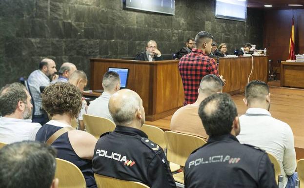 Tres de los condenados durante el juicio en la Audiencia.