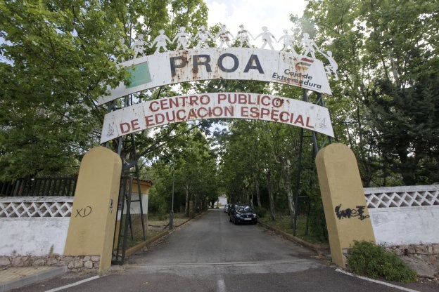 Entrada el colegio, ubicado en Aldea Moret desde su apetura en 1968. :: lorenzo cordero