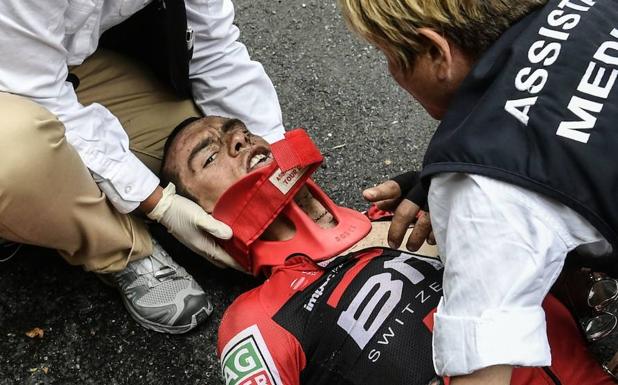 Richie Porte, atendido tras la dura caída que sufrió.