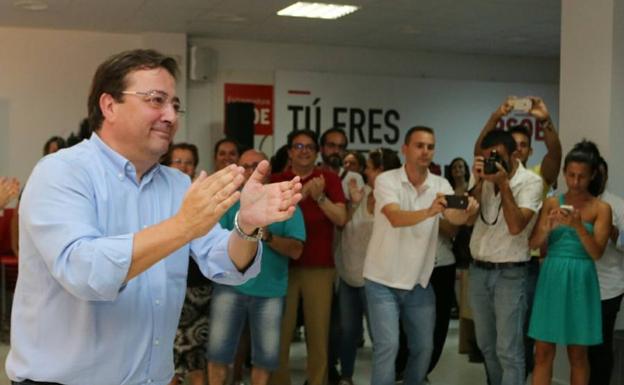 Guillermo Fernández Vara aplaude a los militantes que se han dado cita en la sede del PSOE regional tras conocerse los resultados/J.M. ROMERO