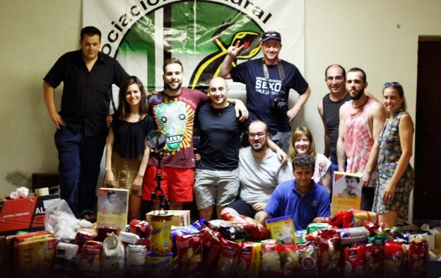 Miembros de El Tritón con parte de lo recaudado el pasado año. :: t.i.