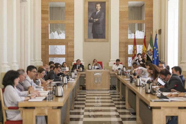 Imagen de archivo de un pasado pleno de la Corporación municipal cacereña. :: HOY