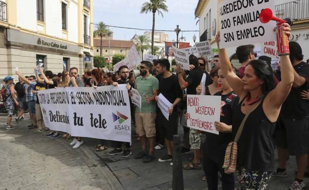 Protesta de los trabajadores de Canal Extremadura en Mérida este lunes./HOY