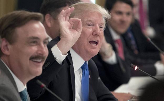 Trump, durante una reunión. /Michael Reynolds (Efe)