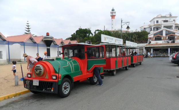 Los trenecitos turísticos son muy comunes en las zonas de playa andaluzas. / JLG