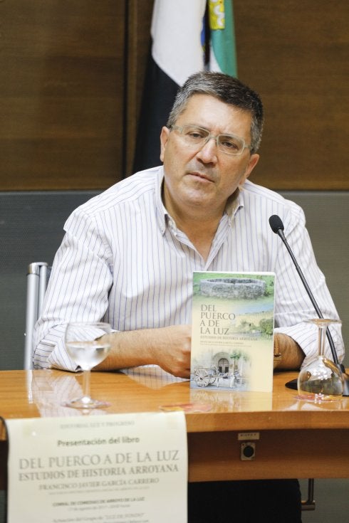 El autor en la presentación. :: a.m.