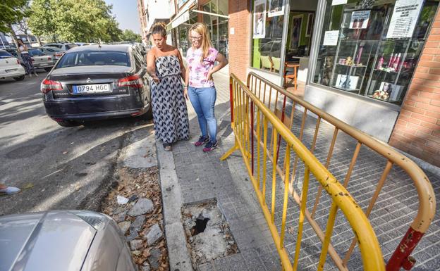 Beatriz del Prado y Mari Álvarez frente a sus comercios.