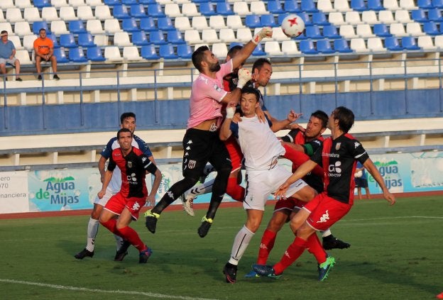 Balón aéreo en el Marbella-Mérida. :: Julio Rodríguez