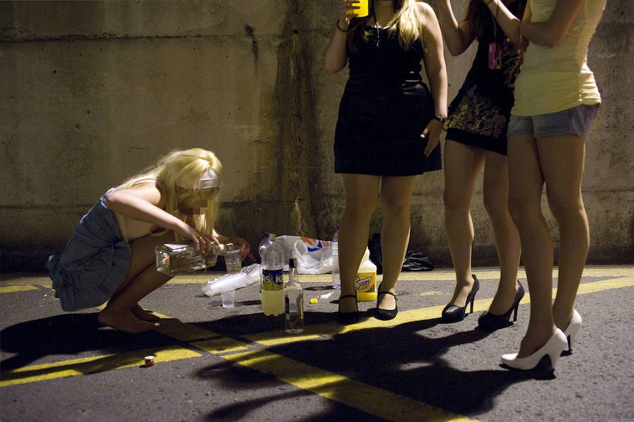 Chicas jóvenes de botellón consumiendo alcohol./HOY