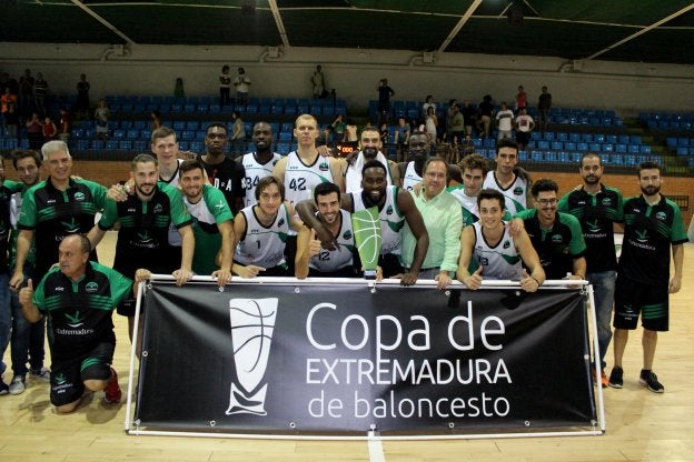 El campeón de la Copa regional posa con el trofeo en Navalmoral. :: macama/