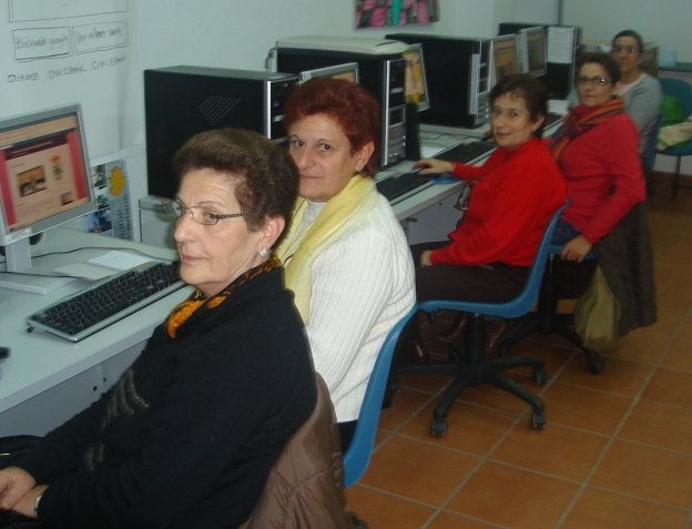 Vecinas en uno de los cursos organizados por la Universidad Popular.