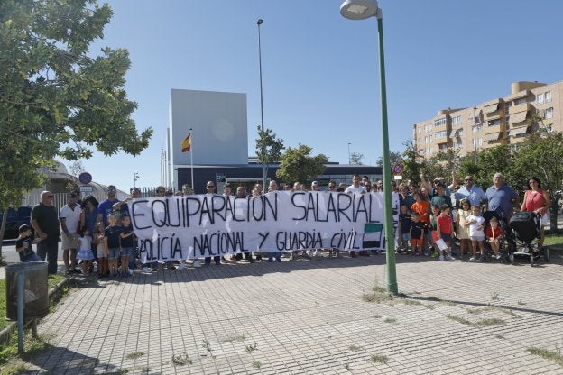Miembros de Jusapol, con sus familiares, ayer por la mañana ante la Comisaría de Cáceres. :: armando