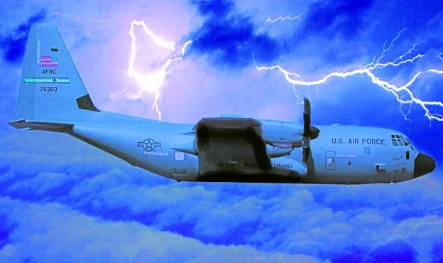 El origen de los 'Hurricane Hunters' se remonta a la Segunda Guerra Mundial y solo han perdido un avión, en 1974. ::