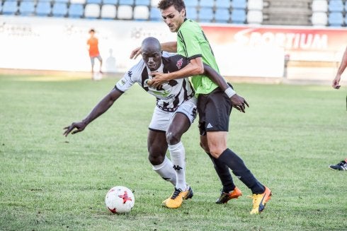 Ali Diakité protege el balón ante un jugador del Recre. :: J. V. Arnelas