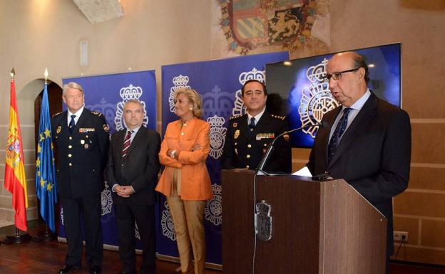 German López Iglesias, presenta los actos de la Policía que se celebraran en la Plaza Alta.