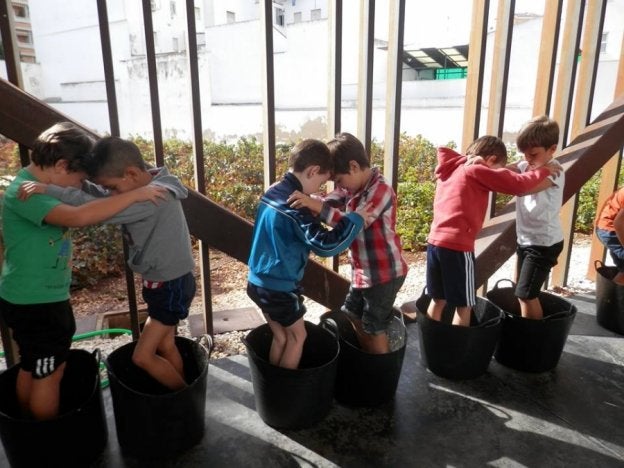 Los escolares pisan la uva en esportones. :: g. c.