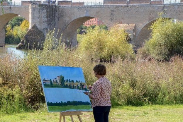 Una de las artistas que eligieron el Puente de Palmas :: c. m.