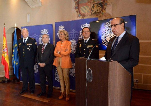 López Iglesias habla en el atril. A su izquierda, Merino, Herrera, Fragoso y García-Izquierdo. :: c. moreno