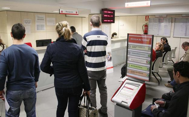 El Gobierno eleva hasta un 7,75% la subida salarial de los funcionarios./EFE