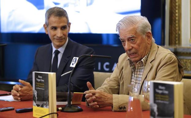 Mario Vargas Llosa (d)./J. P. Gandul (Efe)
