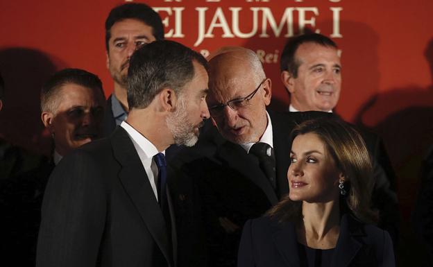 Los reyes Felipe y Letizia conversan con el presidente de Mercadona, Juan Roig (c)./Juan Carlos Cárdenas (Efe)