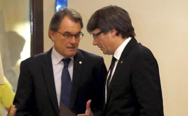 Artur Mas conversa con Carles Puigdemont./Efe