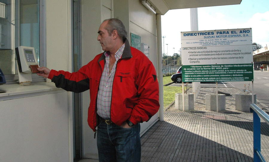 Un trabajador ficha al entrar en su centro de trabajo:: ARCHIVO/