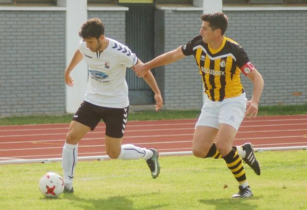 Pavón trata de frenar la progresión por banda de Cifu. :: PALMA/