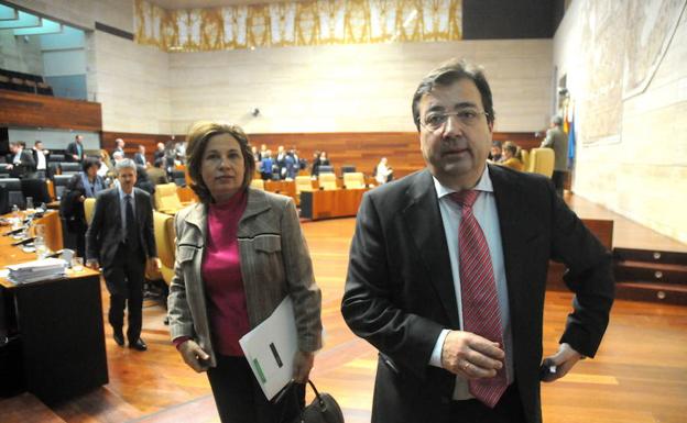 La consejera de Hacienda y Administración Pública, Pilar Blanco-Morales, junto a Guillermo Fernández Vara./HOY