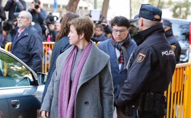 Joan Josep Nuet (2d) y Anna Simó (2i), dos de los miembros de la Mesa del Parlament, a su llegada al Tribunal Supremo./Efe