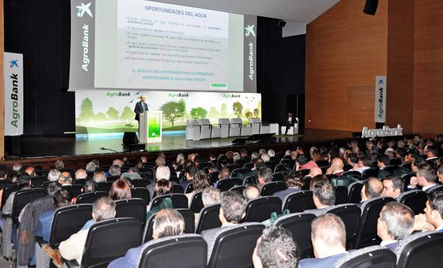 El salón de actos de Feval se llenó para participar en las jornadas de Agrobank. :: e. d./