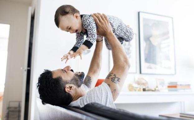 Un padre, con su hijo./