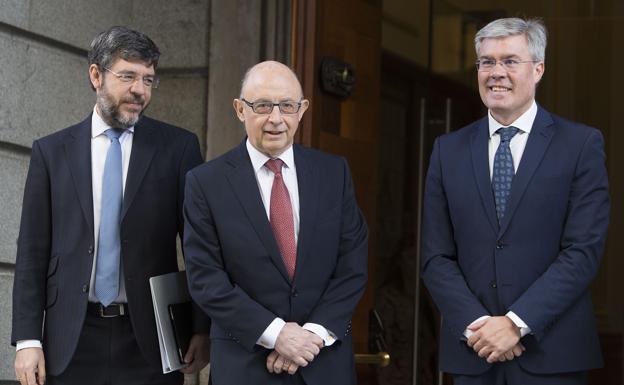 Cristóbal Montoro (c), acompañado por Alberto Nadal Belda, secretario de Estado de Presupuestos y Gastos, y José Enrique Fernández de Moya, Secretario de Estado de Hacienda./Óscar Chamorro