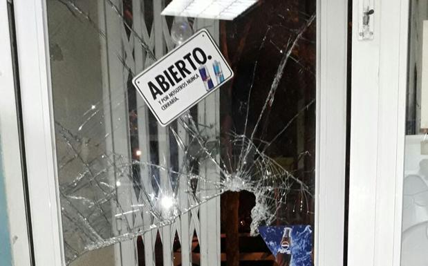 Cristal roto en la bocatería de Ciudad Jardín./