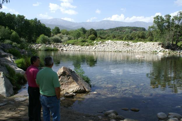 Tiemblo junto al alcalde, en una zona recuperada de Alardos. :: E.G.R./