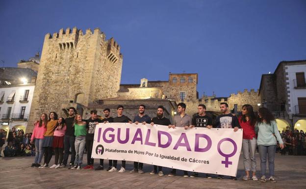 La Plataforma de Mujeres por la Igualdad de Cáceres en una manifestación en Cáceres en marzo./HOY