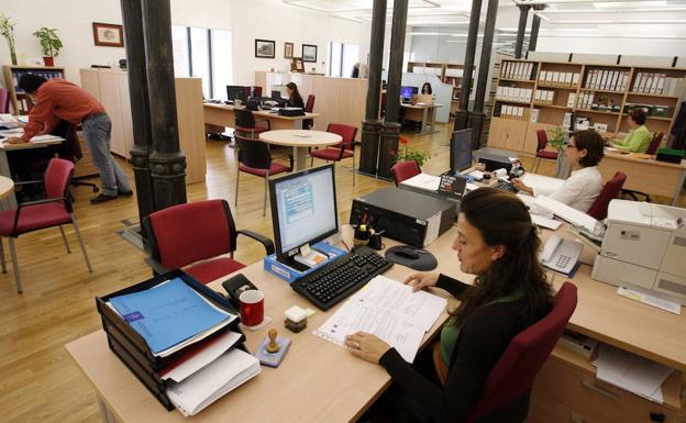 Trabajadores públicos en la sede de la Diputación de Badajoz./HOY