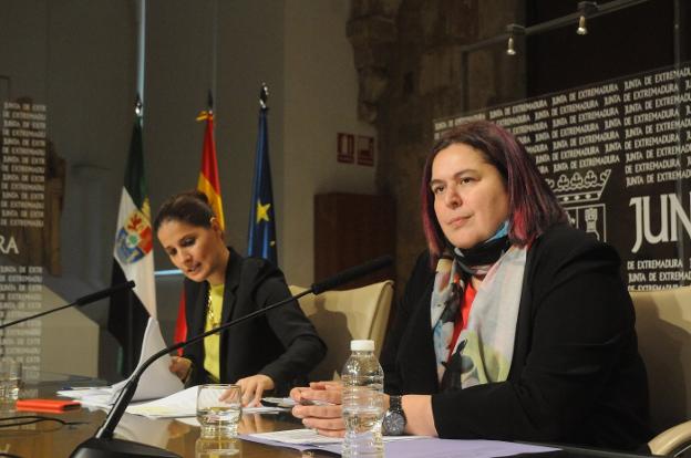 La portavoz de la Junta, Gil Rosiña, y la consejera de Medio Ambiente, García Bernal. /BRÍGIDO