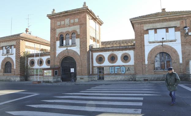 Instalaciones de Cáceres I, cerradas, en la avenida de Héroes de Baler. :: armando méndez/