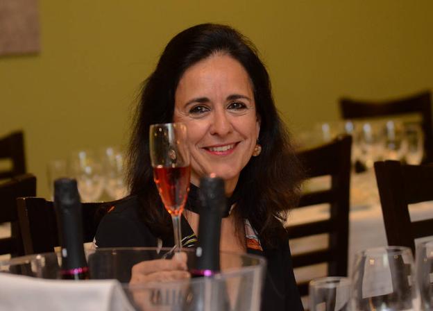 La enóloga Julia Marín en una cata junto a un cava rosado./CASIMIRO
